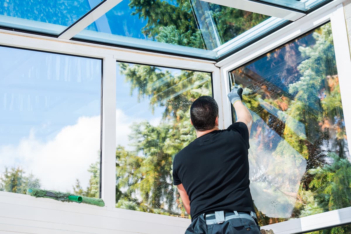 Nettoyage de vitrines par un expert