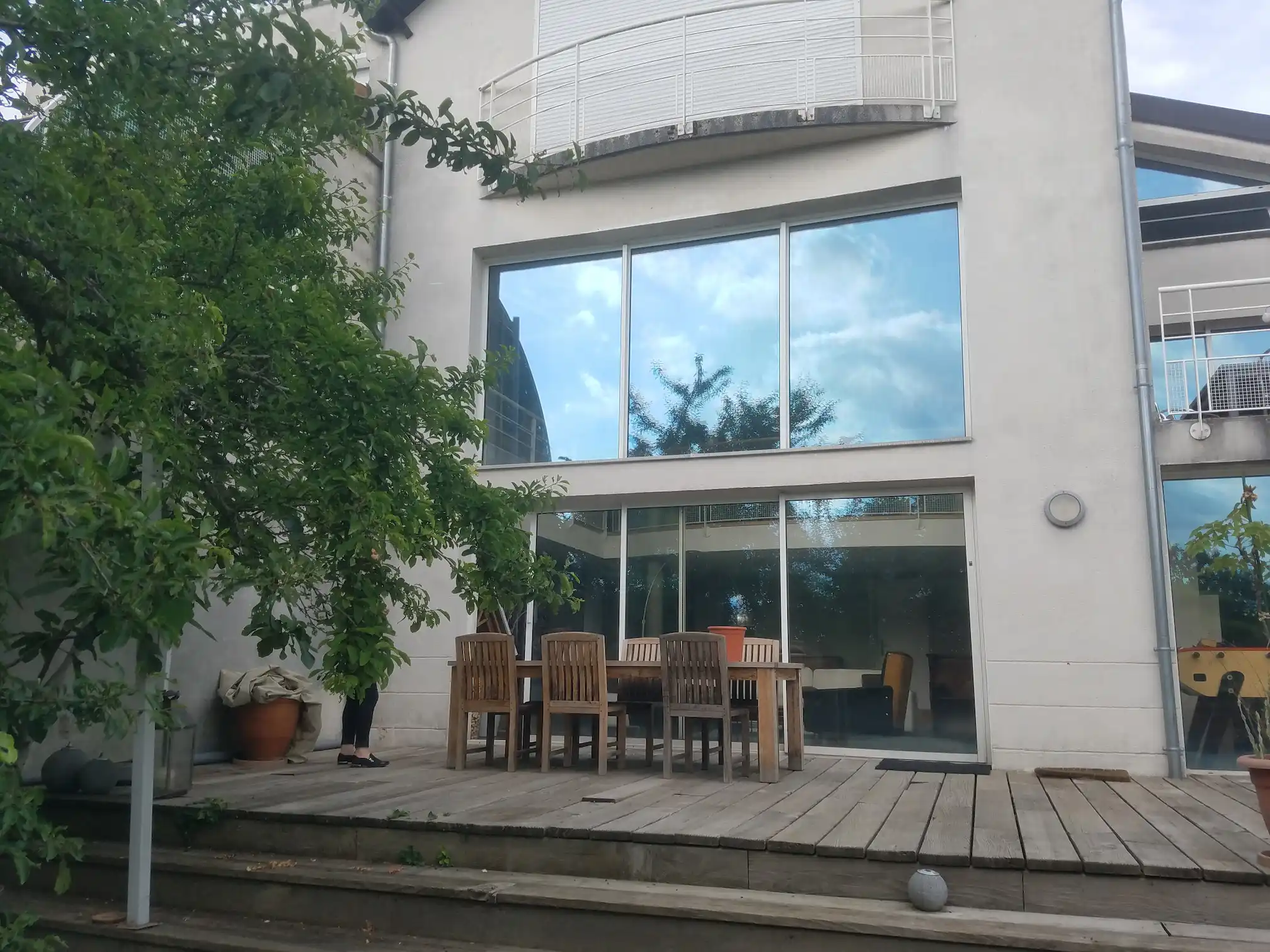 Nettoyage d'une grande baie vitrée dans une maison à Strasbourg