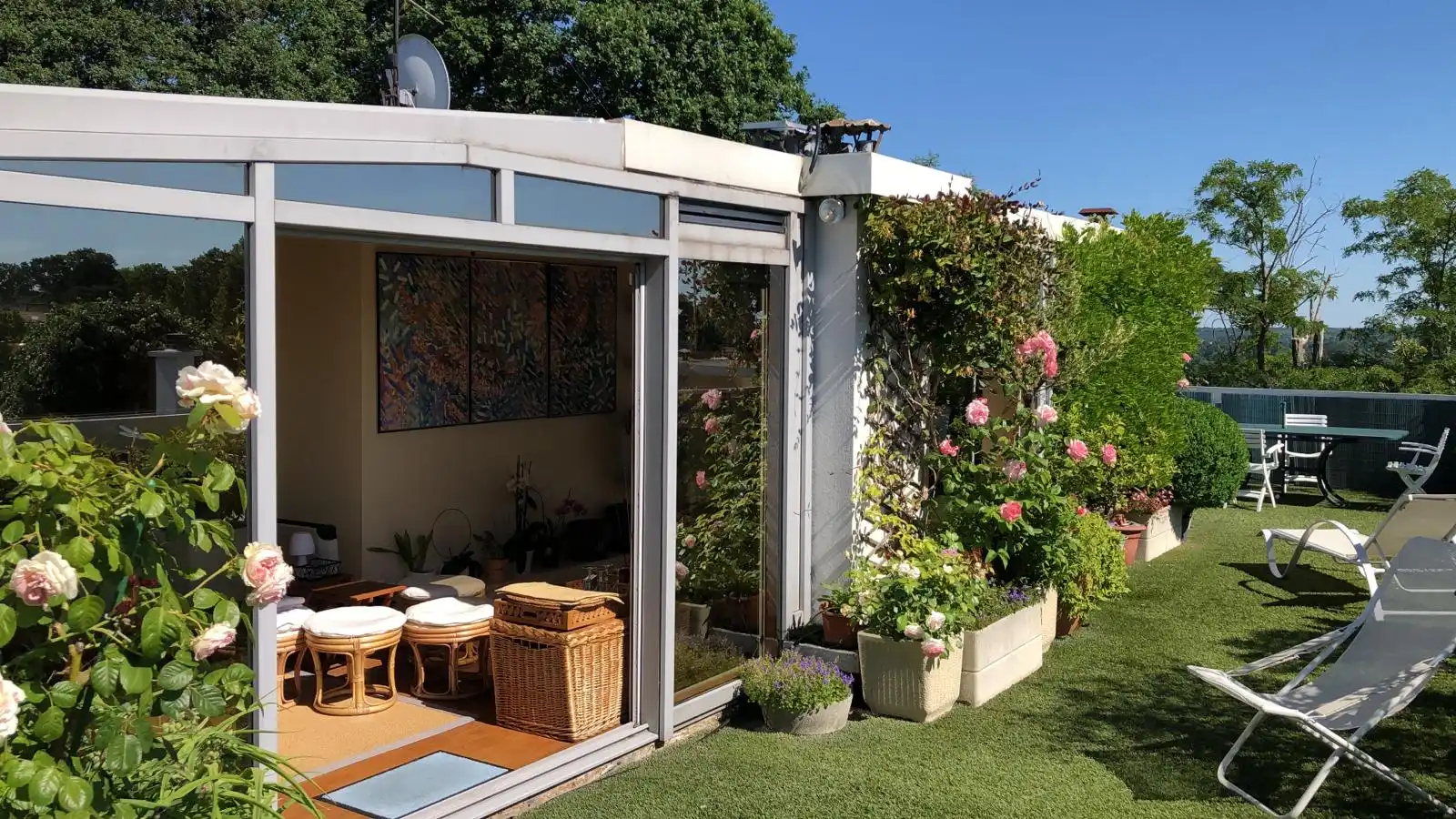 Nettoyage d'une fenêtre de toit velux dans un chalet en Haute-Savoie